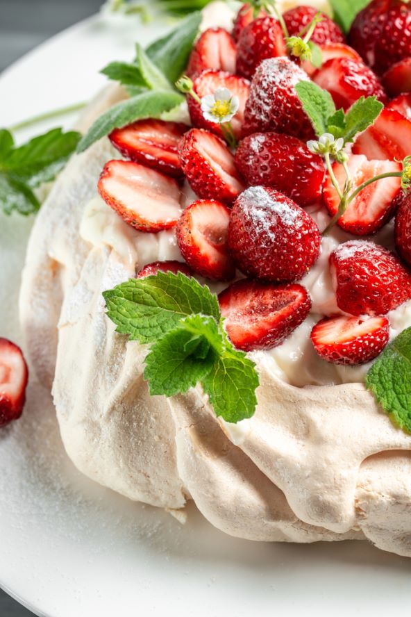 Recept za Pavlovu tortu s jagodama koju možete poslužiti i za Majčin dan