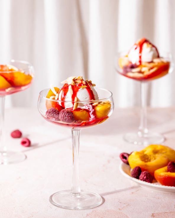 Pripremite Peach Melba odličan desert sa sladoledom i breskvama