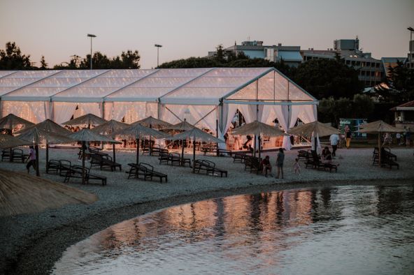 Trend u svijetu vjenčanja su transparentni paviljoni i nenametljiv dizajn