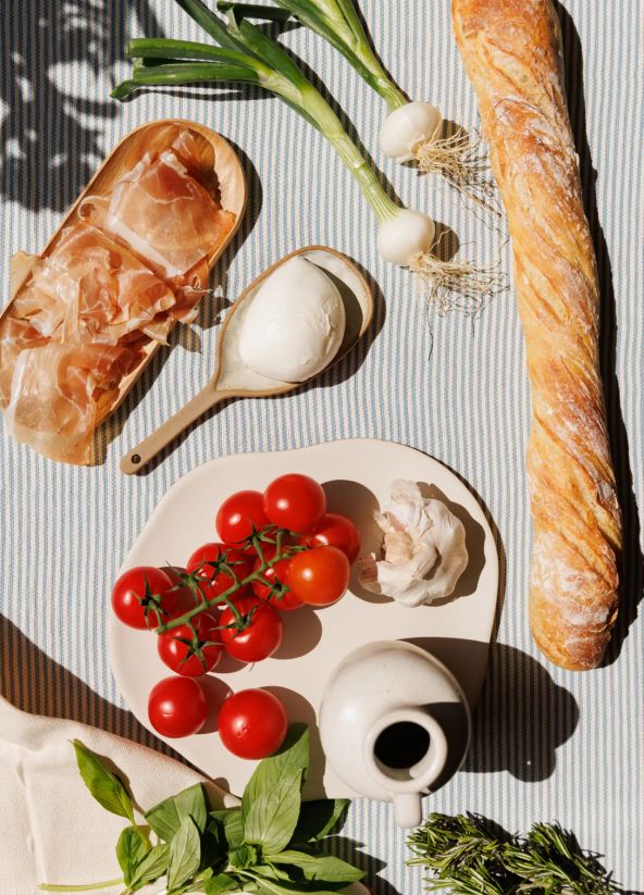 Podsjećamo kako pripremiti sočnu bruschettu s rajčicama i mozzarellom