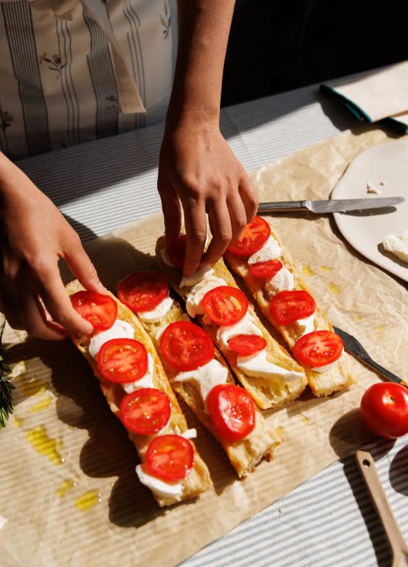 Podsjećamo kako pripremiti sočnu bruschettu s rajčicama i mozzarellom