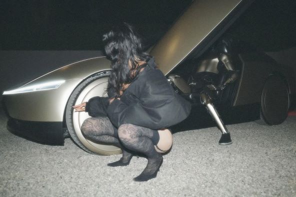 Kim Kardashian i Tesla Robot Optimus