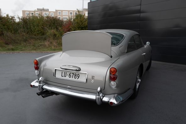 Na aukciju ide Aston Martin DB5 automobil iz James Bonda