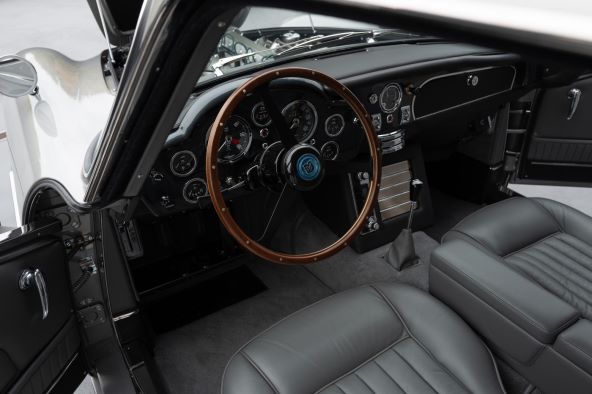 Na aukciju ide Aston Martin DB5 automobil iz James Bonda
