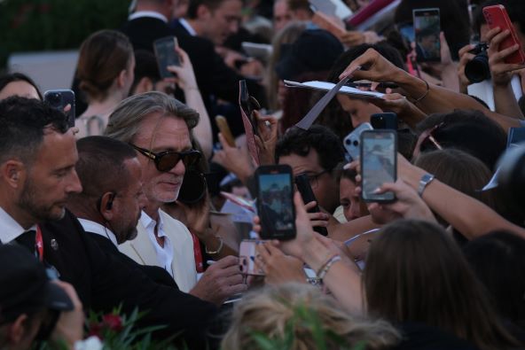 U Veneciji je održana premijera filma Queer u kojem glumi bivši James Bond