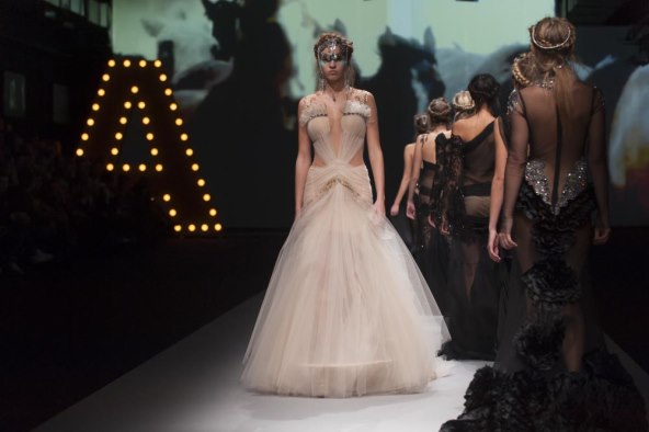 Orijentalna moda Matije Vuice oduševila poznate face u prvom redu 