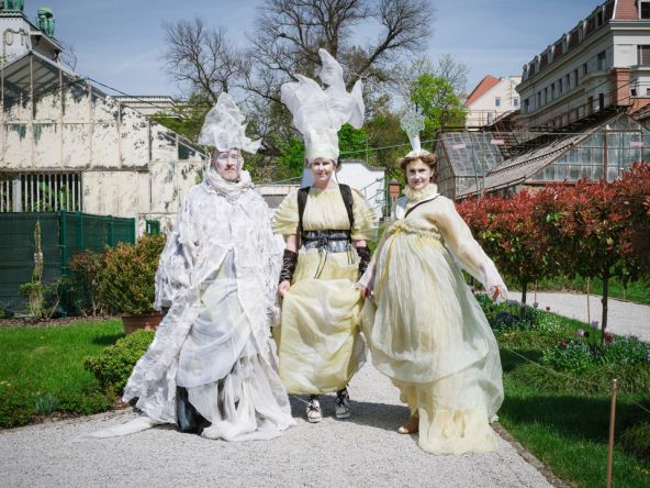 Performans Homage Alexanderu McQueenu