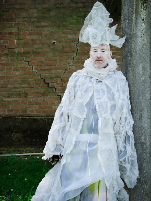 Performans Homage Alexanderu McQueenu