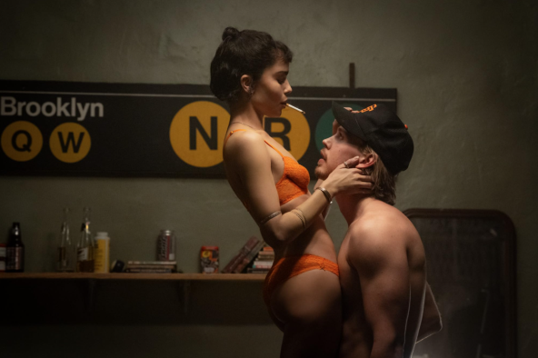 Trailer za film Caught Stealing s Austinom Butlerom