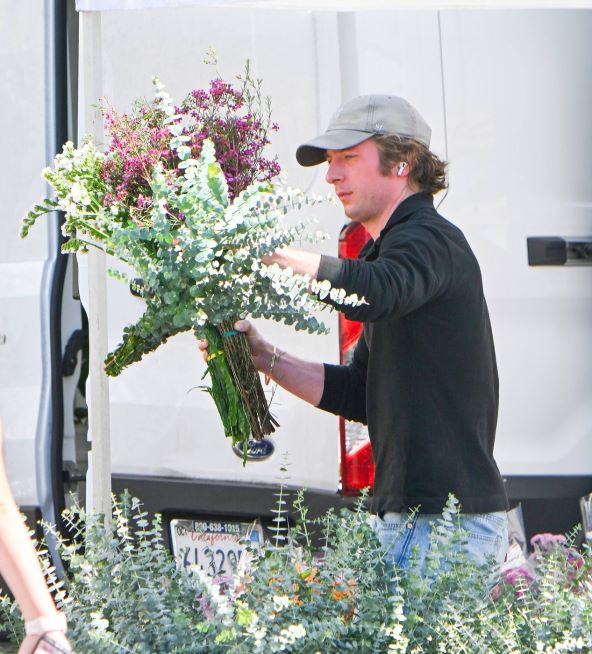 Jeremy Allen White obožava kupovati cvijeće