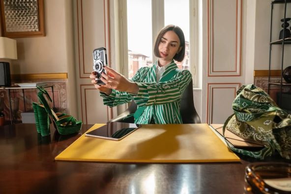 Prve fotografije 5 sezone serije Emily in Paris