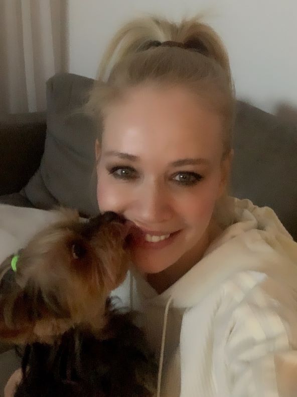 Jelena Rozga i pas