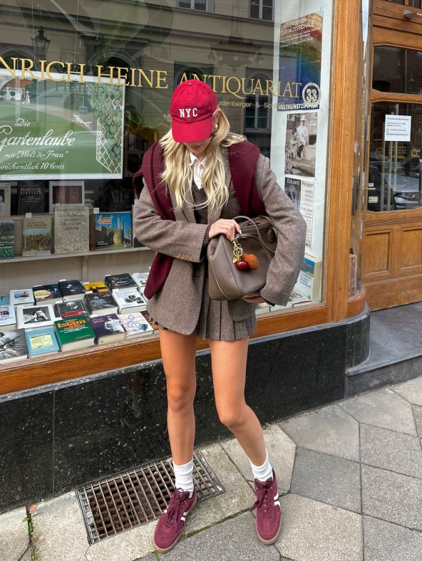 Modni trendovi jesen 2025 burgundy