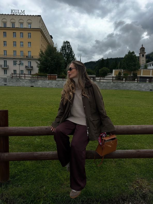 Modni trendovi jesen 2025 burgundy