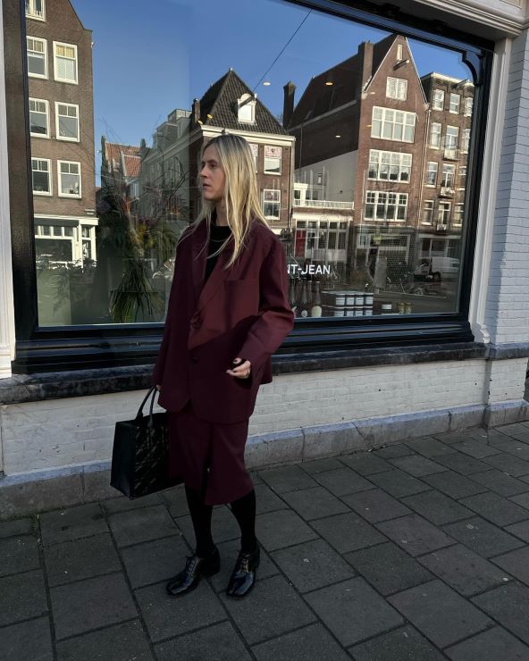 Modni trendovi jesen 2025 burgundy