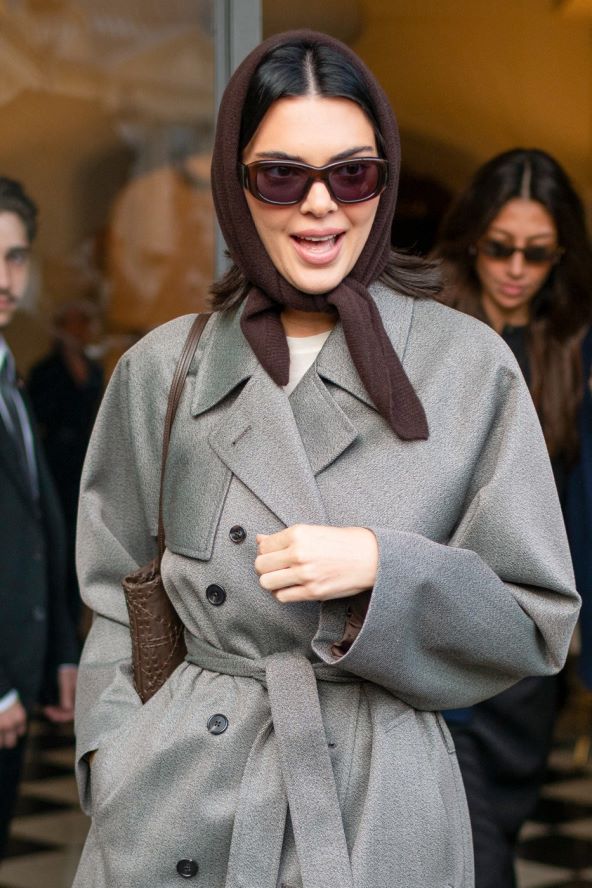 Kendall Jenner nosi sivi kaput