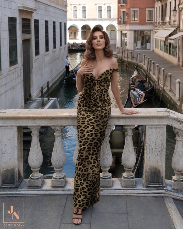 Jana-Nails-Lost-in-Venice-18 (1).jpg