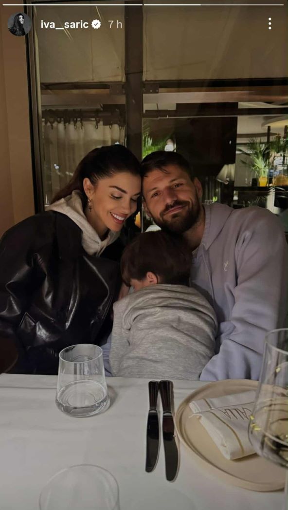 Iva Šarić i Bruno Petković sa sinom