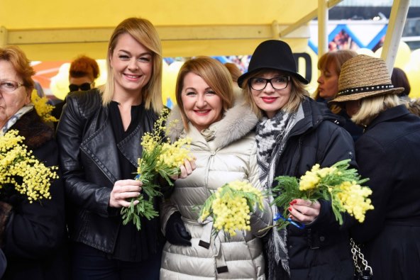 Poznati prodajom mimoza na Cvjetnom trgu prikupljali novac za oboljele od raka dojke