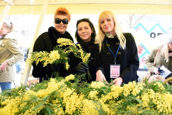 Poznati prodajom mimoza na Cvjetnom trgu prikupljali novac za oboljele od raka dojke