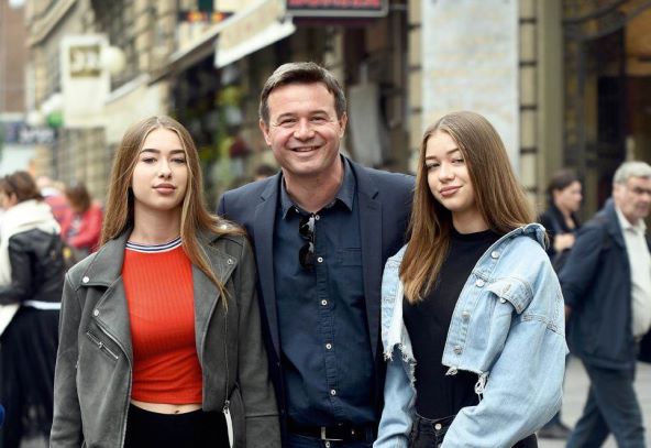 Mislav Togonal s blizankama Marijom i Doroteom