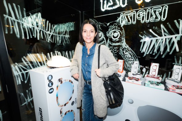 Mlada mama u izlasku bez bebe