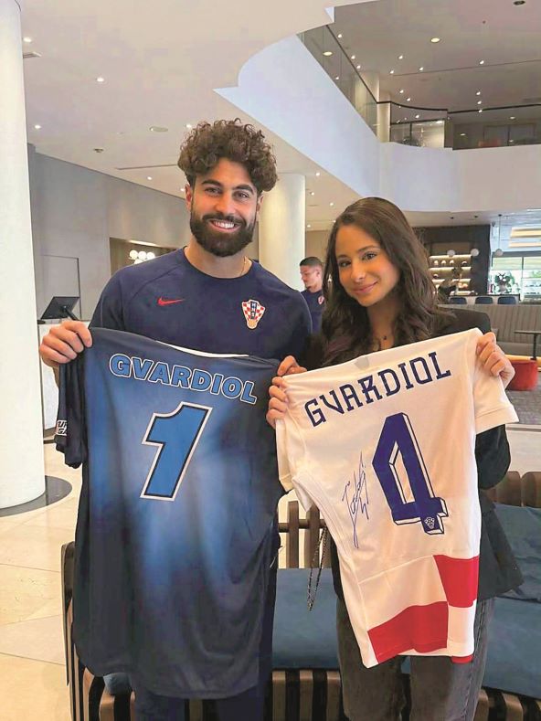 Razmjena dresova između nekadašnjeg Dinamovca i sadašnje Lavice @ok.dinamo - najbolji obramben.jpg