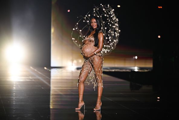 Jasmine Tookes trudna 9 mjeseci nosila Victoria’s Secret reviju i ubrzo rodila
