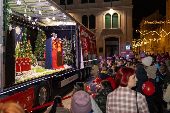Kamion Djeda Mraza_Božićna predstava.jpg