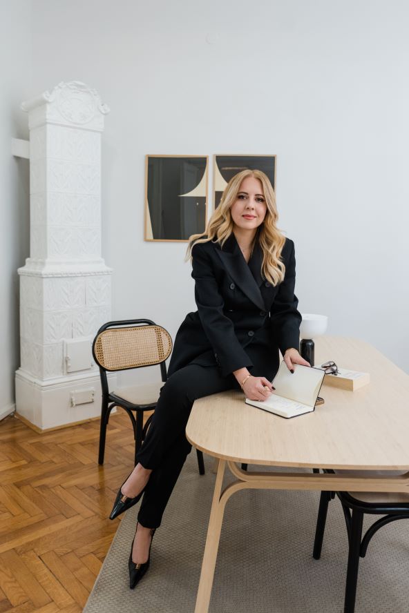 Iva Kovačević Pihler, direktorica tvrtke Medikor, fotografija u uredu.jpg