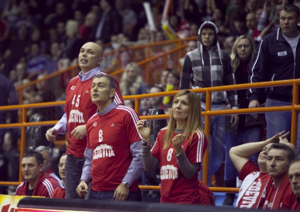 Ljubo Jurčić sa kćeri i unukom na utakmici Cedevita - Maccabi