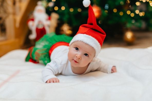 Kako zaštititi bebu uz božićno drvce?