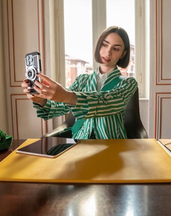 Kratki smeđi nokti Emily in Paris