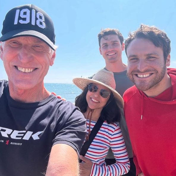 Julia Louis-Dreyfus sa suprugom i sinovima