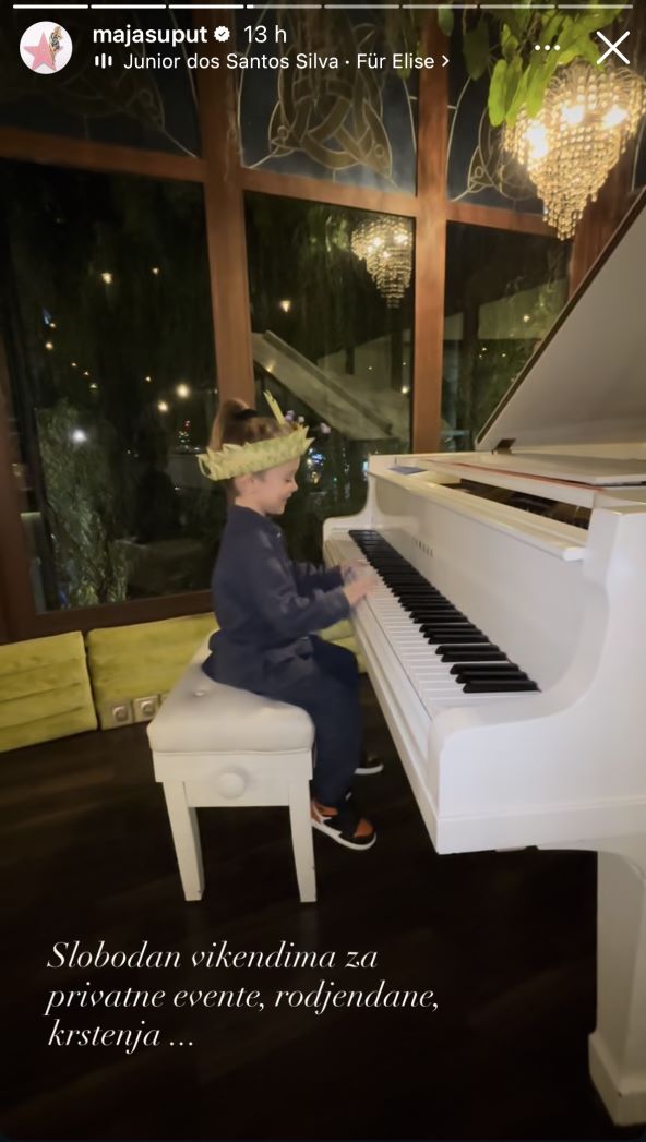 Bloom Tatarinov svira klavir