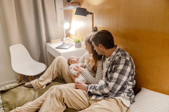 Roditeljski stil Gen Z - kako mlađi roditelji kombiniraju nježnost i granice