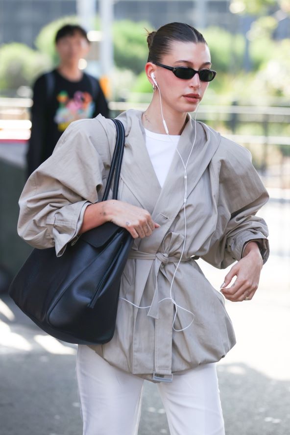 Hailey Bieber Sydney jakna