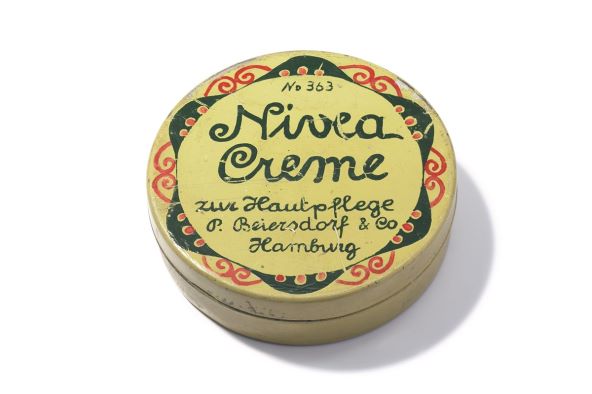 Beiersdorf-nivea-tin-1911.jpg