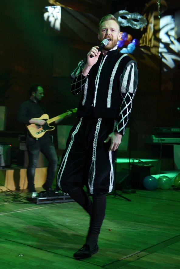 Pčelica Maja skinula štikle i na noge digla maskirani Lisinski