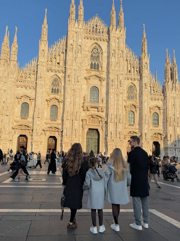 Ivan Rakitić i Raquel Mauri s kćerima