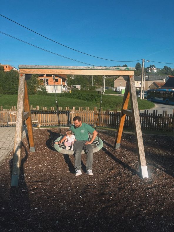 Matija Cvek s kćerkicom Lotom