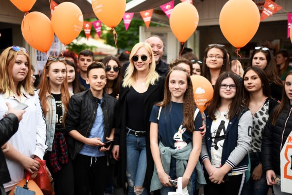 Jelena Rozga slavila u poderanim trapkama i crvenim štiklama