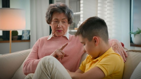 6 štetnih fraza koje djedovi i bake ne smiju govoriti unucima