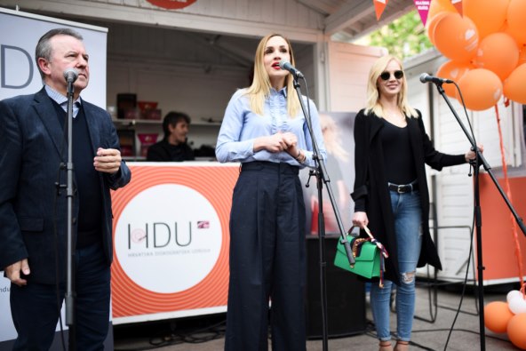 Jelena Rozga slavila u poderanim trapkama i crvenim štiklama