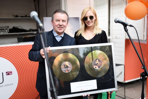 Jelena Rozga slavila u poderanim trapkama i crvenim štiklama