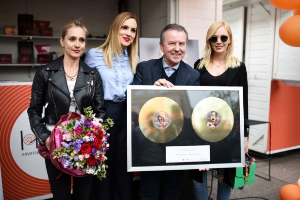 Jelena Rozga slavila u poderanim trapkama i crvenim štiklama