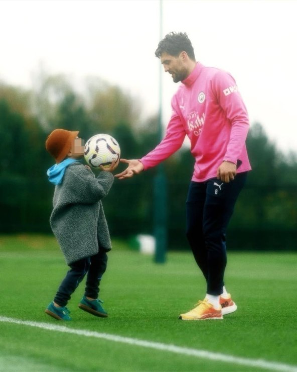 Mini coach giving orMateo Kovačić sa sinomders 😂 (1)_anonymized.jpg