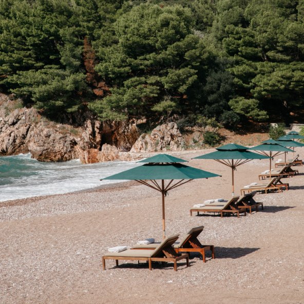 aman_sveti_stefan_-_queens_beach.jpg