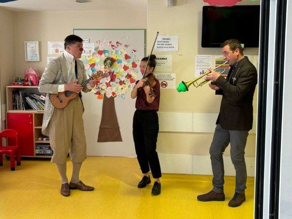 Glazbenici i klaun CRVENIH NOSOVA u Klinici za tumore u Zagrebu (1).jpg