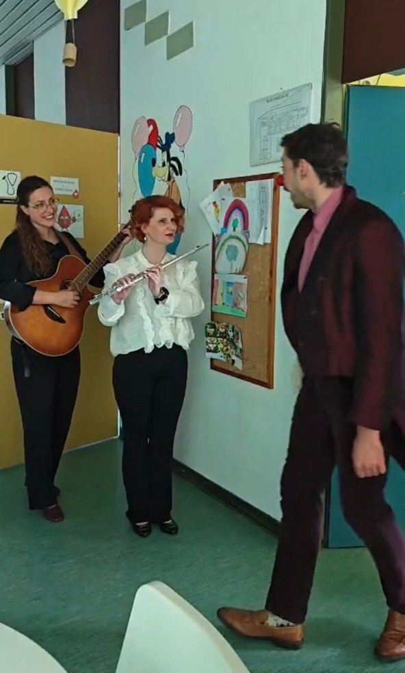 Glazbenice i klaun CRVENIH NOSOVA u KBC-u Osijek.jpeg